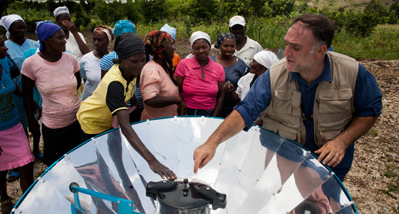 José Andrés, con su proyecto de cocina solar en Haití.