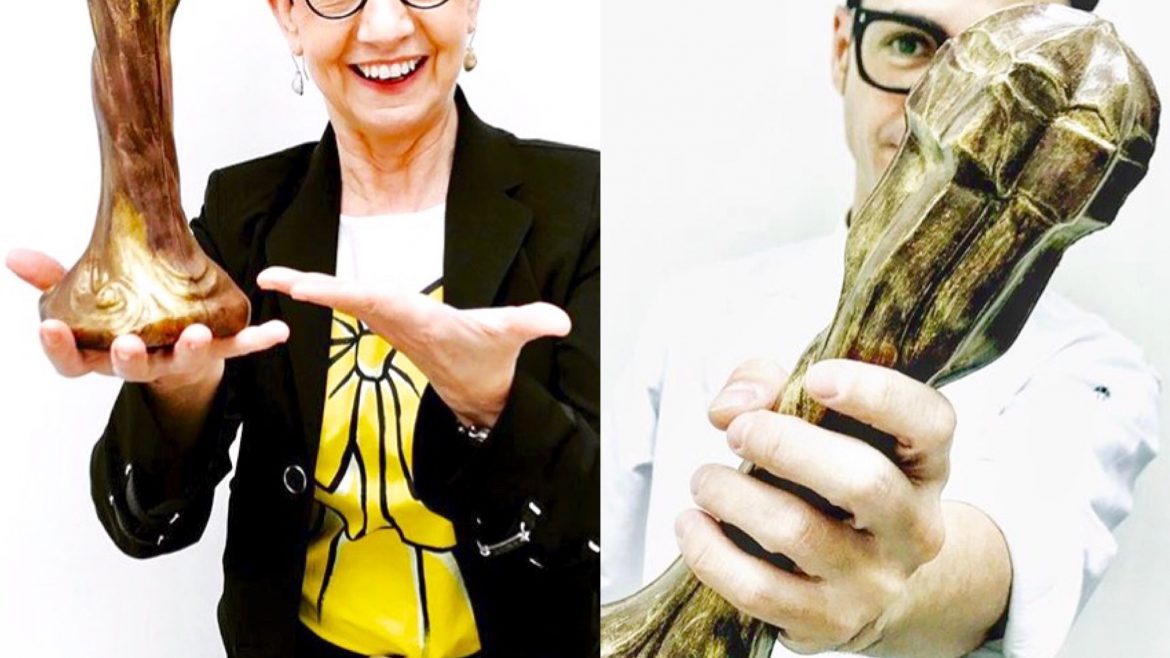 Madre e hijo, con el premio de la Academia Catalana de Cine convertido en postre de chocolate en el menú Séptimo Arte de Moments.