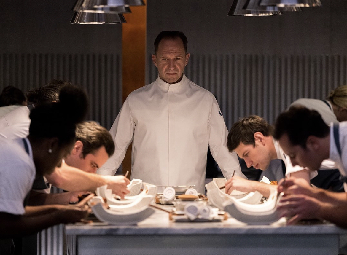 Ralph Fiennes, el chef Julian Slowik, en la película de Mark Mylod 'El Menú'. / SEARCHLIGHT PICTURES