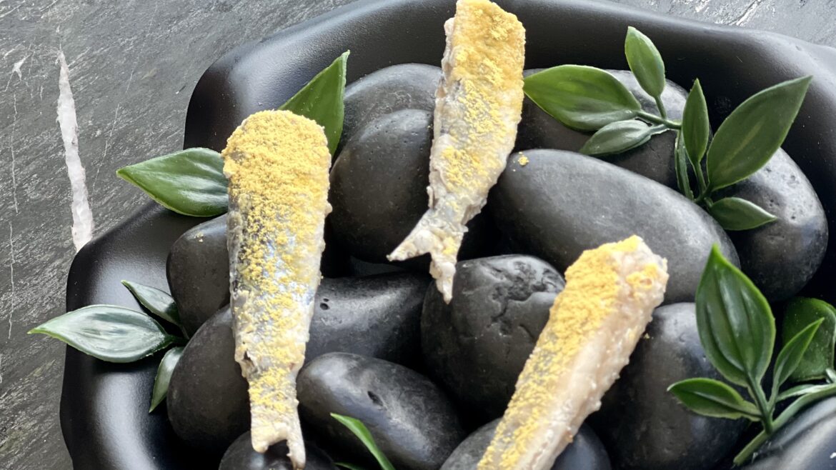 Boquerones garrapiñados con maíz. / YUME