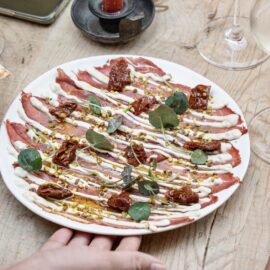 Pastrami de vaca Tudanca con salsa de berenjena. / LA BENA