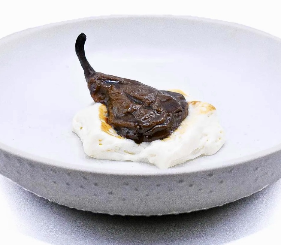 Pera oxidada con espuma de piel de anguila. / BAGÁ
