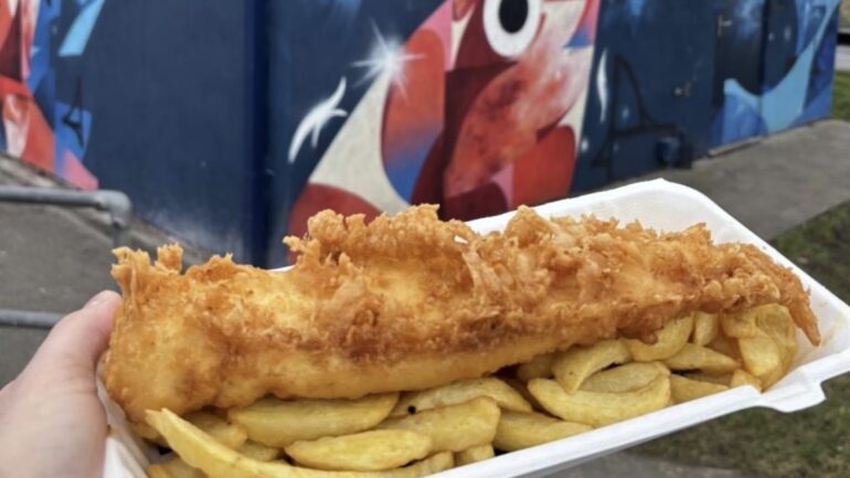 El declive del ‘fish and chips’: la subida del pescado acorrala al plato nacional en Reino Unido