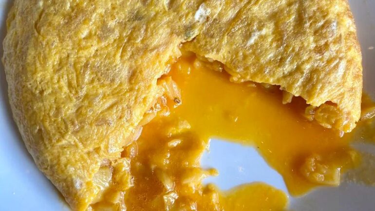 ¿Sopa de huevos y patatas? La moda de las tortillas estilo Betanzos para comer con cuchara